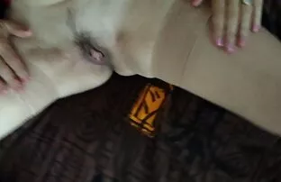 XXX امرأة في السراويل الوردي متعة القضيب تحمل سكسي