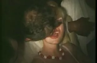 XXX اثنين من الفتيات اللعب مع تزيل سكسي واحد من أعضاء